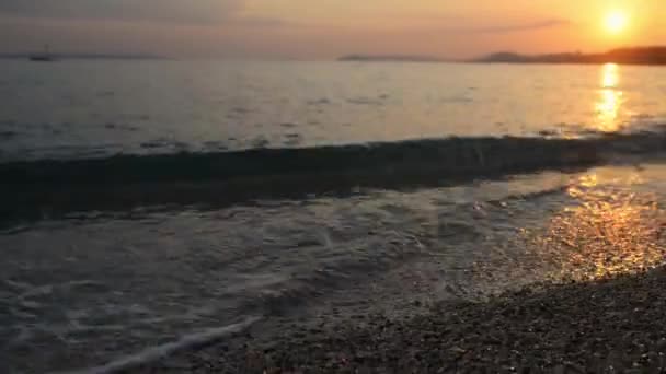 Vliegende laag over golven die in de kust komen — Stockvideo