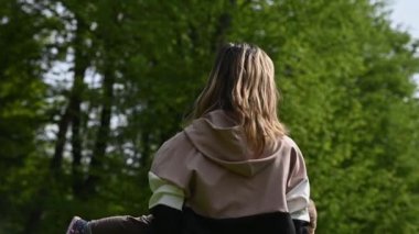 Kızı etrafında dönen mutlu genç anne yavaş hareket video.