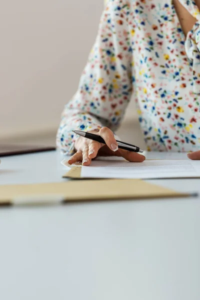 Empresaria firmando un documento — Foto de Stock