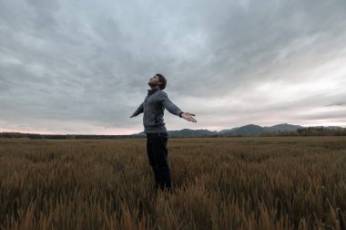 Hayatı kucaklayan genç adam 