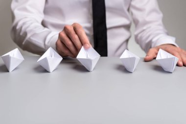 Beş origami kağıt tekneler ile İşadamı