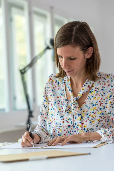 Young businesswoman or secretary working — Stock Photo, Image