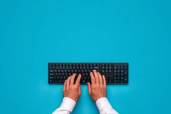 Mãos masculinas usando teclado preto computar — Fotografia de Stock