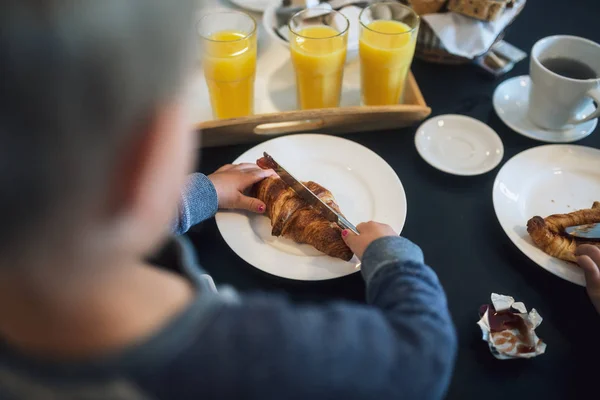 Bambino bambino a colazione — Foto Stock