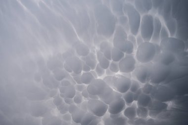 Mammatus clouds