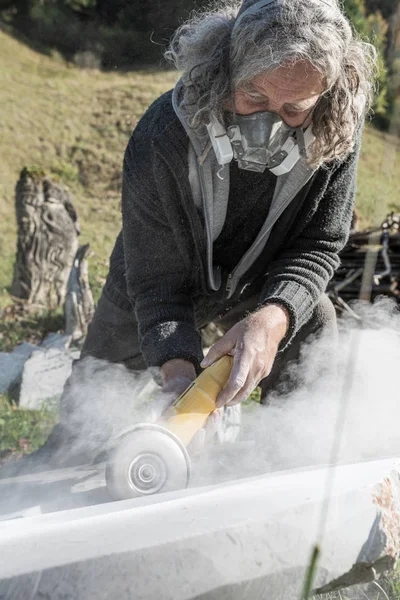 Artista senior che lavora su una scultura in pietra — Foto Stock