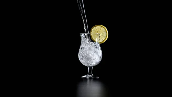 Water gieten in een cocktail glas — Stockfoto