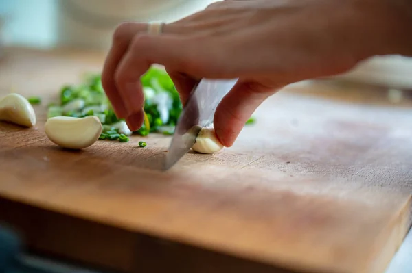Tagliare lo spicchio d'aglio — Foto Stock