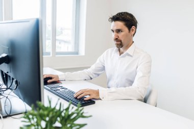 Bilgisayarda çalışan iş adamı