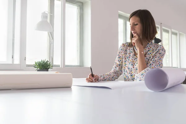 Ung kvinna som arbetar på sitt kontor — Stockfoto