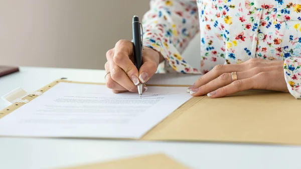 Affärskvinna underteckna kontrakt — Stockfoto