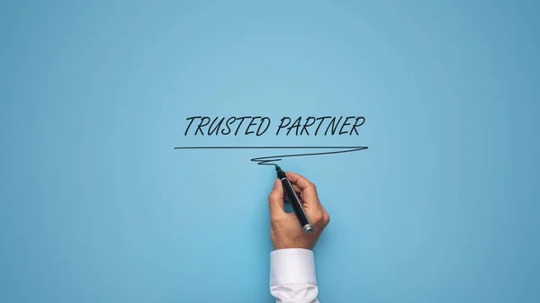 Podpis důvěryhodného partnera přes modré pozadí — Stock fotografie