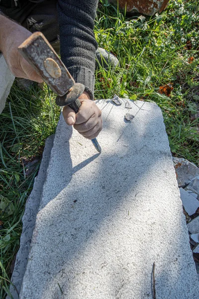 Kunstenaar carving in steen — Stockfoto