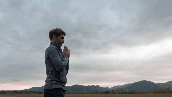 Jovem meditando na natureza — Fotografia de Stock