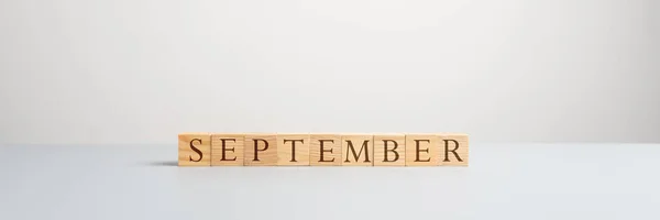 Mot septembre orthographié sur cubes en bois — Photo