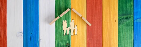 Il tetto sopra una sagoma di taglio di carta di una famiglia in un ima concettuale — Foto Stock