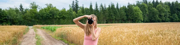 女性在大自然中拍摄照片的宽视角图像 — 图库照片