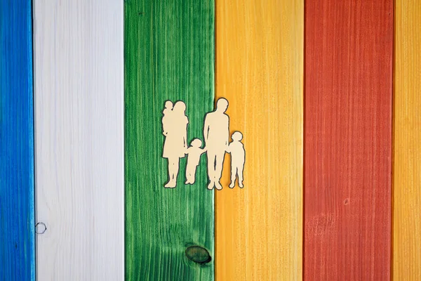 Silhouette tagliata di carta di una famiglia con tre bambini — Foto Stock