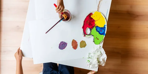 Vista Dall Alto Della Pittura Prescolare Con Colori Pennelli — Foto Stock