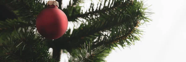 Piros karácsonyi csecsebecse lóg a fán — Stock Fotó
