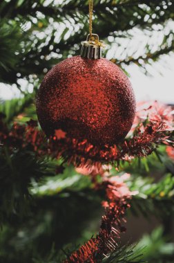 Kırmızı tatil bauble süslenmiş ağaç asılı