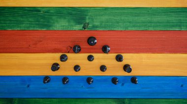 Piramit şeklinde yerleştirilen siyah satranç figürlerinin üst görünümü