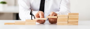 Başka bir entrepren için ahşap mandal merdiven yapma işadamı