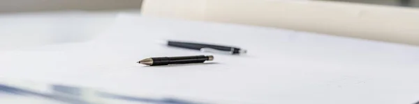 Imagem de visão ampla do lápis deitado em um rascunho de projeto — Fotografia de Stock