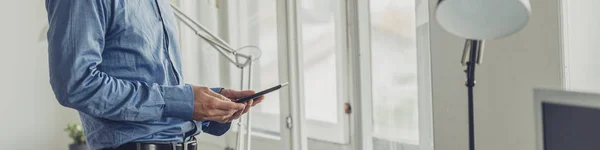 Podnikatel používající digitální tablet v oknech systému Office — Stock fotografie