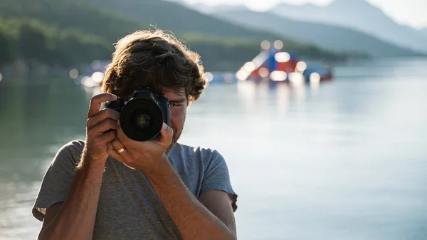 Vista frontale del fotografo di sesso maschile scattare foto — Foto Stock