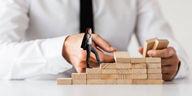 İşadamı ortağı için ahşap mandal bir merdiven yapma