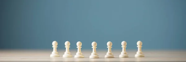 Figuras de xadrez de peão em uma linha — Fotografia de Stock