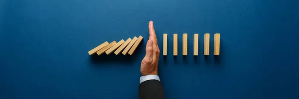 Detener el colapso de dominós — Foto de Stock