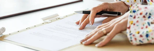 Businesswoman reading a document to sign — Stock Photo, Image