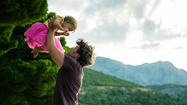 Feliz joven padre jugando con su hija pequeña — Foto de Stock