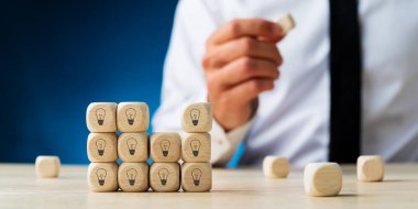 Ampul sembolü ile ahşap zar yığını