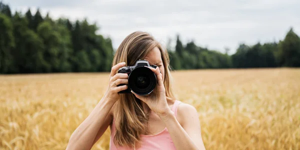 Kobieta fotografa robienia zdjęć na zewnątrz — Zdjęcie stockowe