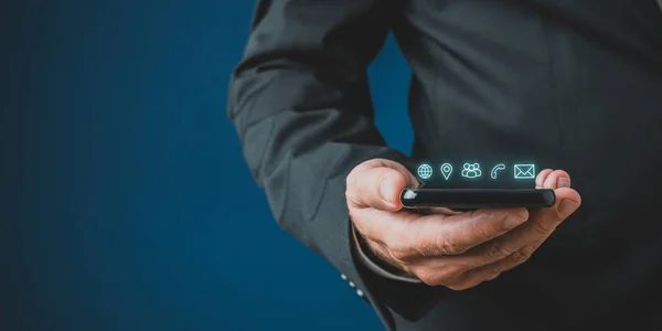 Empresário segurando telefone celular com contato e comunicação — Fotografia de Stock