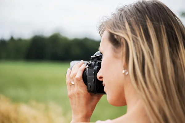 Giovane fotografa femminile scattare foto — Foto Stock