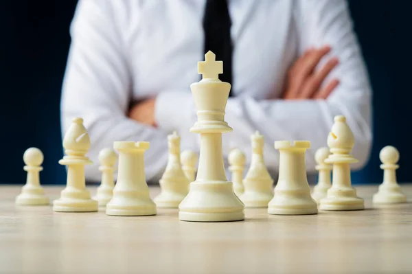 Business Executive assis à un bureau avec des pièces d'échecs — Photo