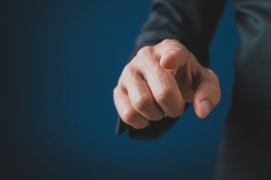 Sen onun parmak işaret işadamı
