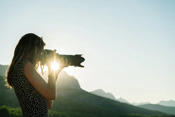年轻的女摄影师拍摄美丽的自然风光的照片 — 图库照片