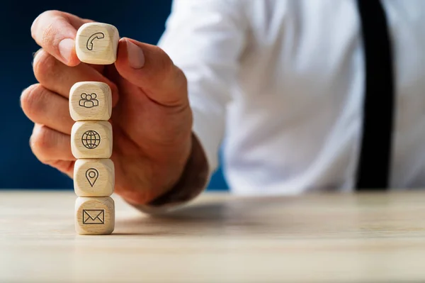 Apilamiento de dados de madera con información global de contacto y ubicación — Foto de Stock