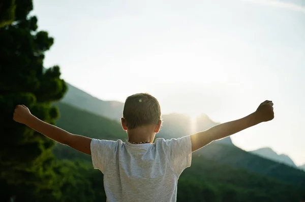 Niño parado afuera al amanecer — Foto de Stock