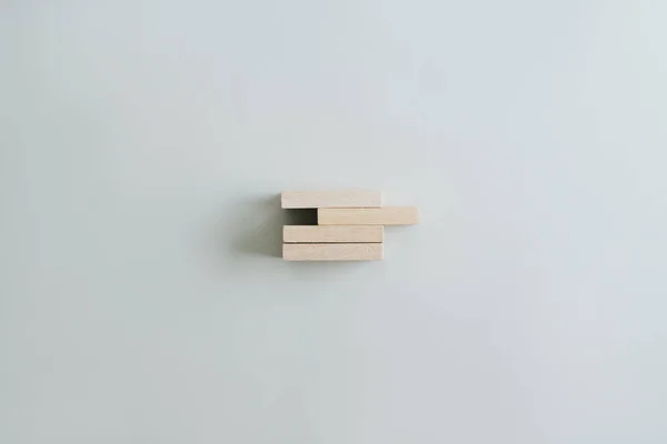 スタック内の4つの木製のペグ — ストック写真