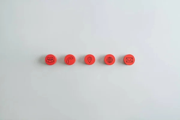 Pięć czerwonych okrągłych elementów drewnianych z ikonami kontaktowymi — Zdjęcie stockowe