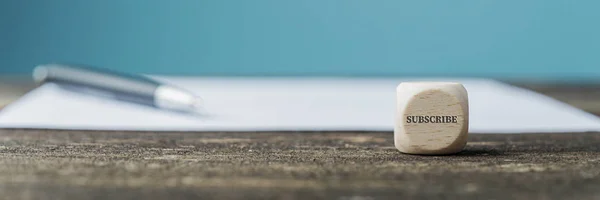 Formulário de aplicação e uma caneta pronta na mesa — Fotografia de Stock