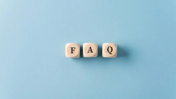 FAQ-skilt over lyseblå bakgrunn – stockfoto