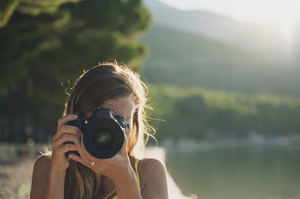 Jeune femme prenant une photo directement à l'appareil photo — Photo