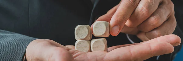 Podnikatel stohování prázdné dřevěné kostky — Stock fotografie